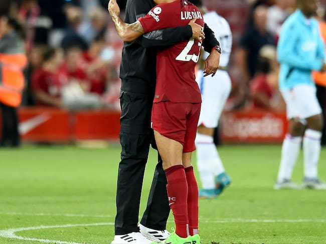 Luis Díaz se abraza con su técnico en el Liverpool, Jürgen Klopp. (Photo by Andrew Powell/Liverpool FC via Getty Images)