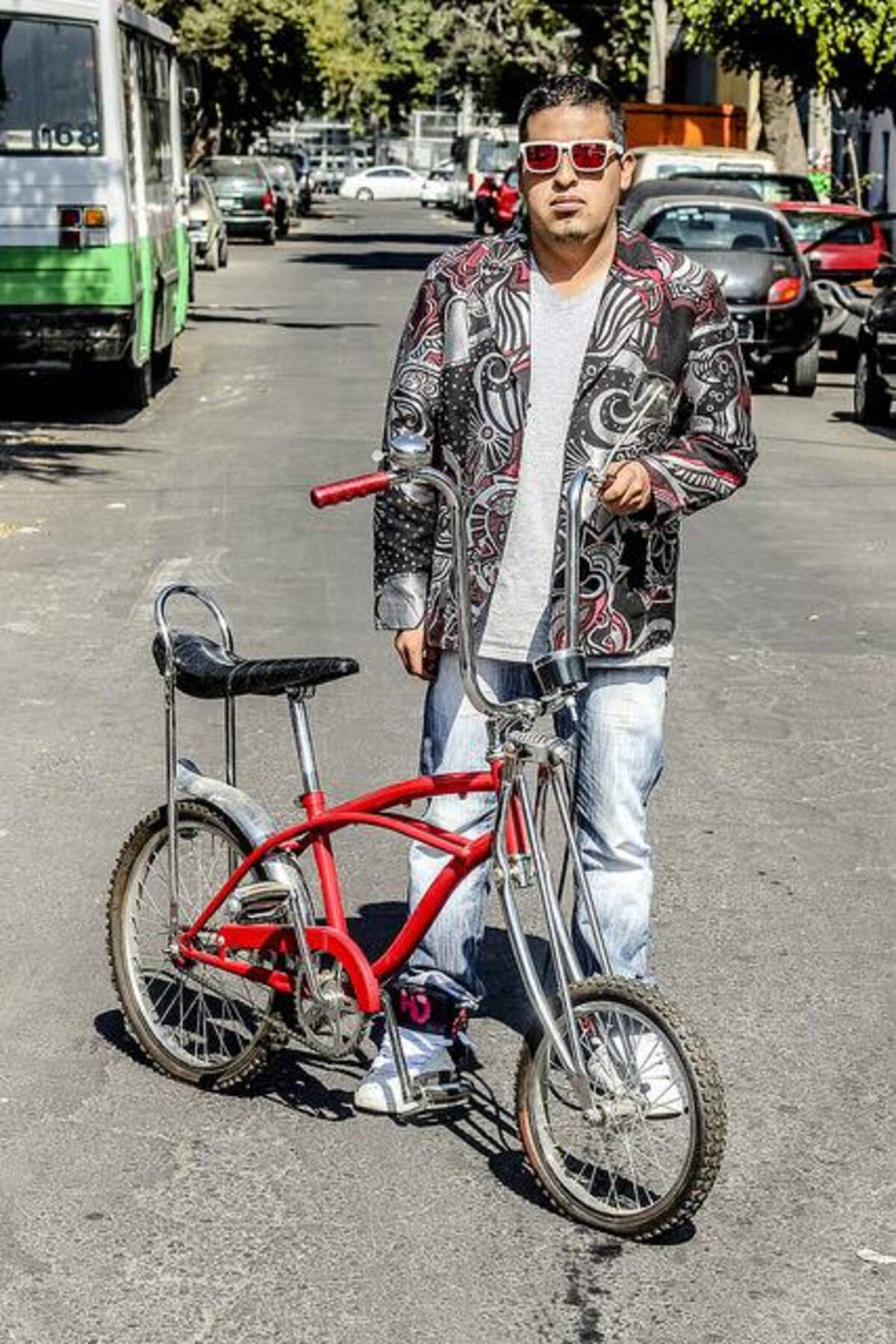 En la página cyclechicrepublic.com hay fotos de personas de diferentes ciudades del mundo que se han unido a la moda de movilizarse en bicicleta con estilo.