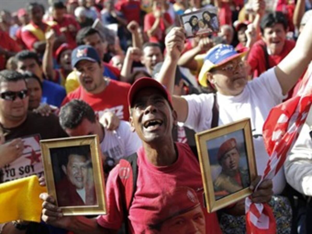 Piden sepultar a Hugo Chávez junto al prócer Simón Bolívar