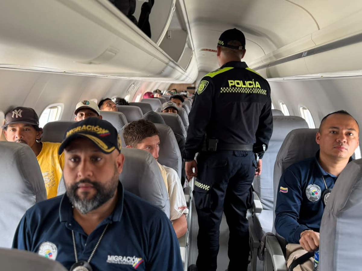 Expulsaron del país a 17 ciudadanos extranjeros que tenían antecedentes e historial por capturas