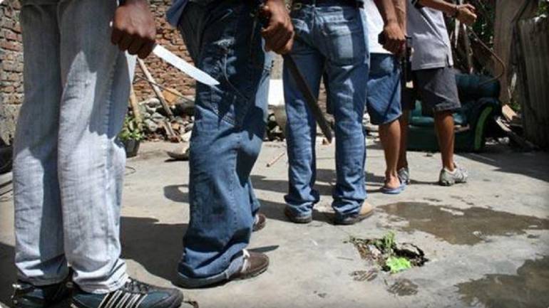 Las autoridades investigan el asesinato de un hombre durante el enfrentamiento de pandillas. 