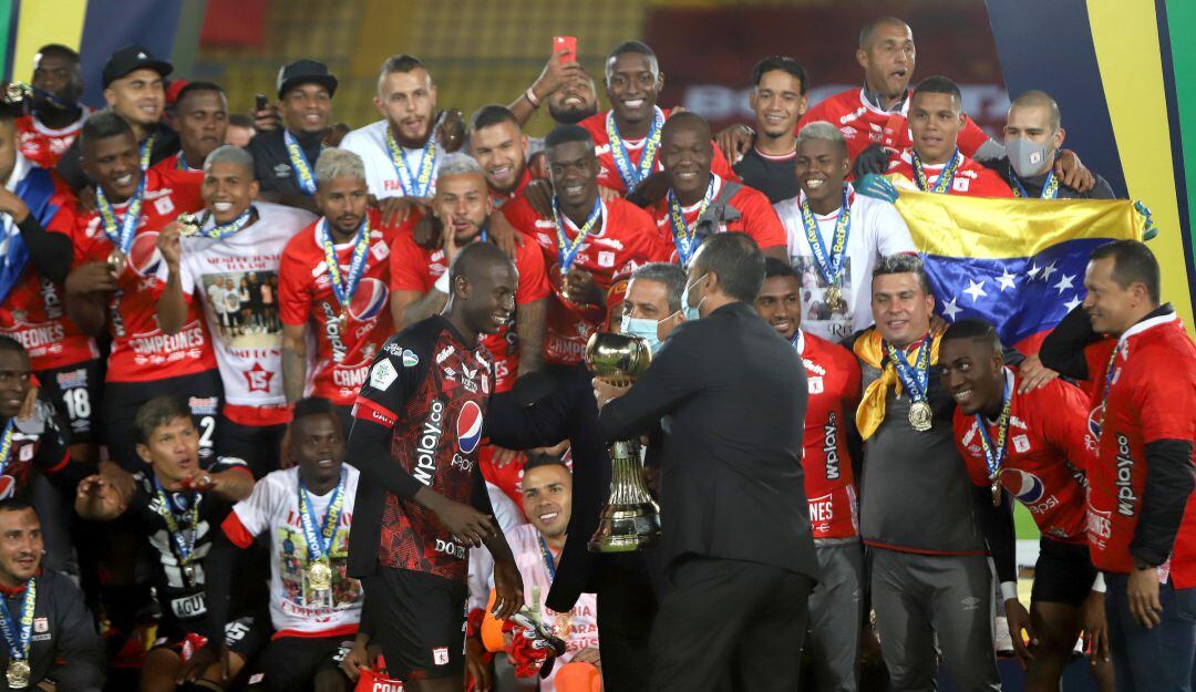 América de Cali festeja el título de la Liga colombiana en 2020.