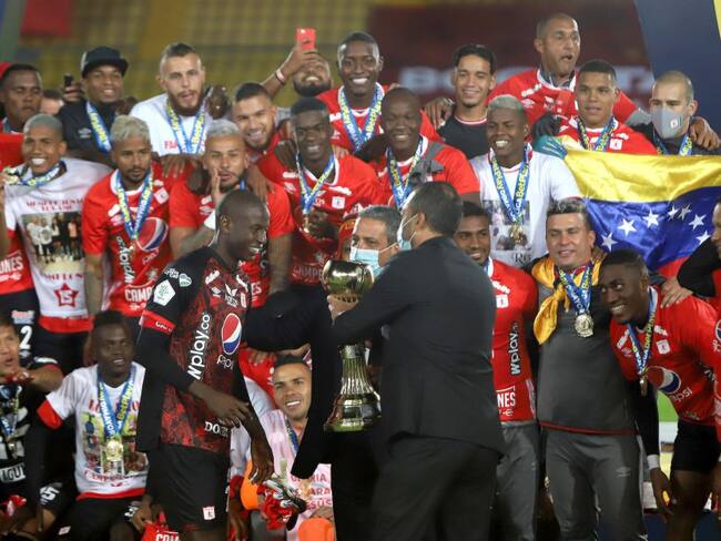América de Cali festeja el título de la Liga colombiana en 2020.