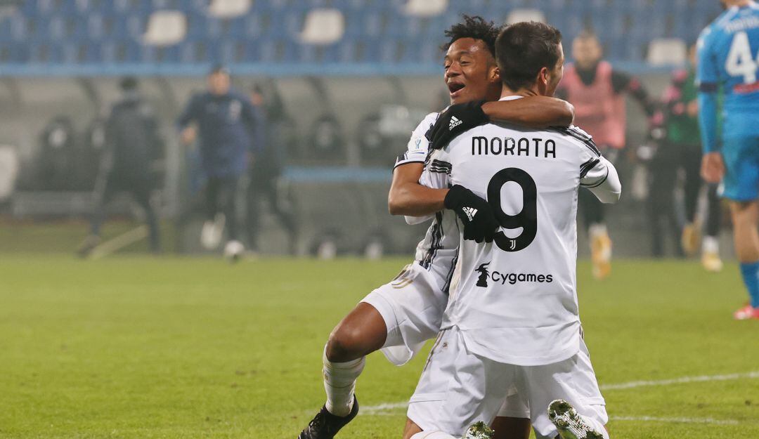 Juan Guillermo Cuadrado celebra junto a Álvaro Morata el segundo gol de la Juventus.