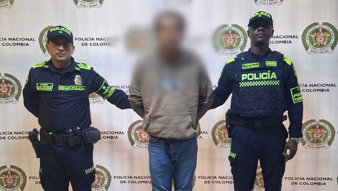 Hombre capturado con explosivos en Medellín. Foto: Policía Meval.