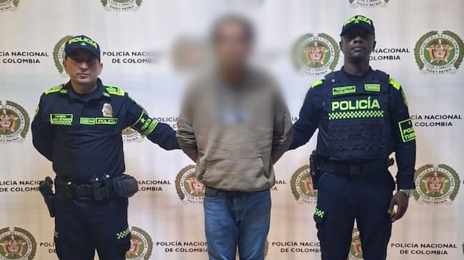 Hombre capturado con explosivos en Medellín. Foto: Policía Meval.