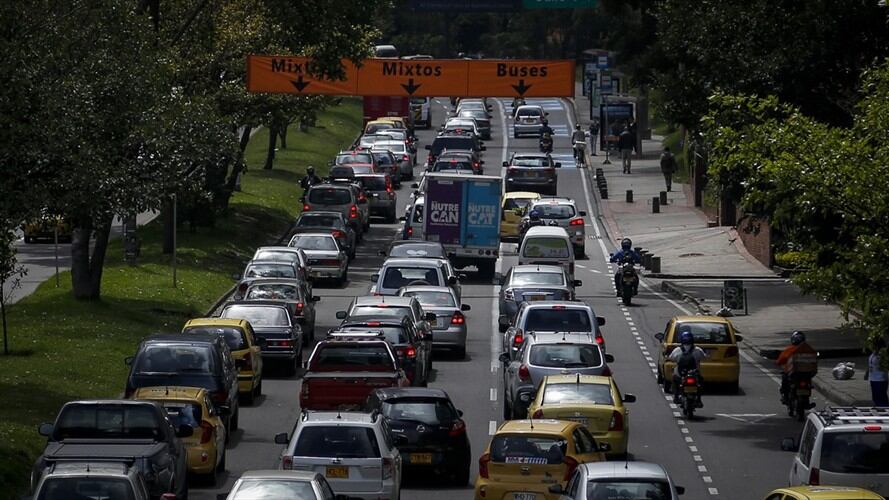 Un accidente en la vía Bogota - Siberia después del puente de Guadua colapsó la movilidad de los capitalinos.. Foto: Colprensa
