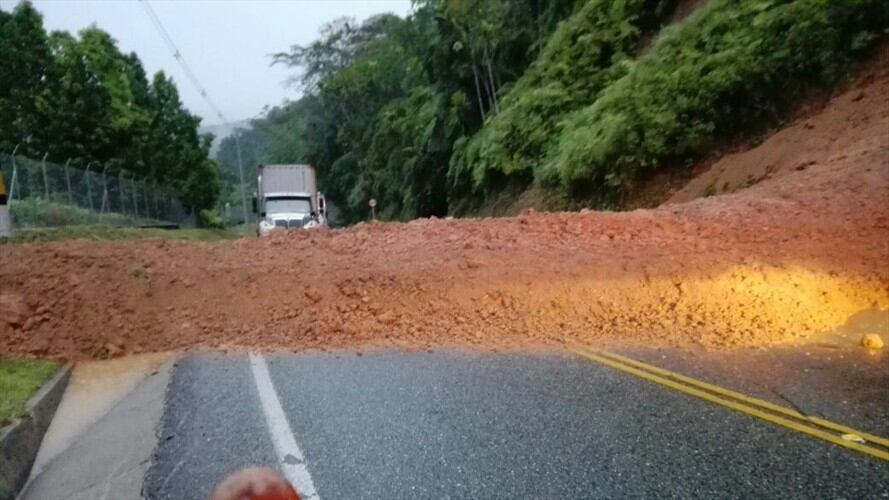 Cerrada por deslizamiento la autopista Medellín-Bogotá. Foto: Cortesía Devimed