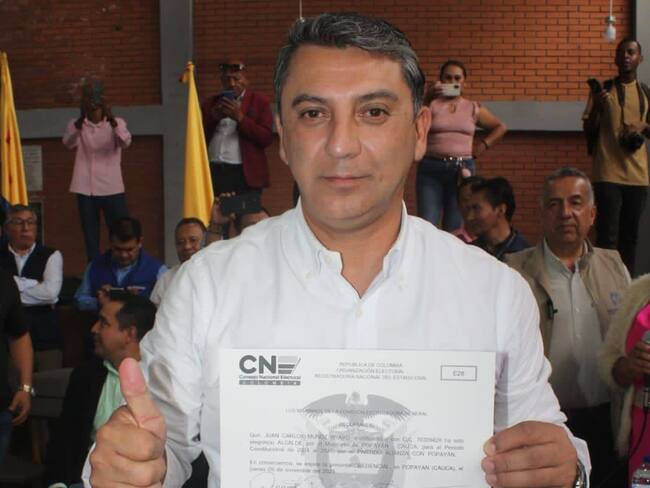 Tras 11 días de polémica, entregan credencial al alcalde electo de Popayán