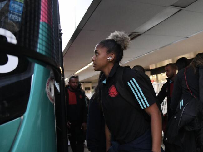 Jorelyn Carabalí, en la llegada de la Selección Colombia a Melbourne / FCF.