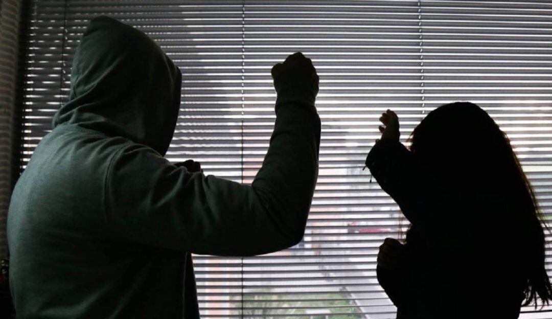 Casa por cárcel a hombre que quemó a su pareja por negarse a lavar loza 