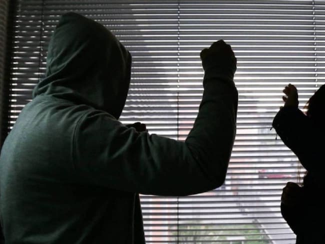 Casa por cárcel a hombre que quemó a su pareja por negarse a lavar loza