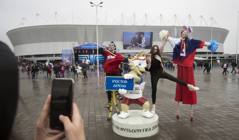 Hinchas tomándose con fotos con Zubivaka, la mascota del Mundial Rusia 2018 en frente del esadio de Rostov-on-Don, en Rusia.