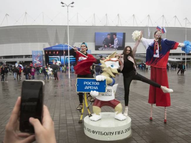 Hinchas tomándose con fotos con Zubivaka, la mascota del Mundial Rusia 2018 en frente del esadio de Rostov-on-Don, en Rusia.