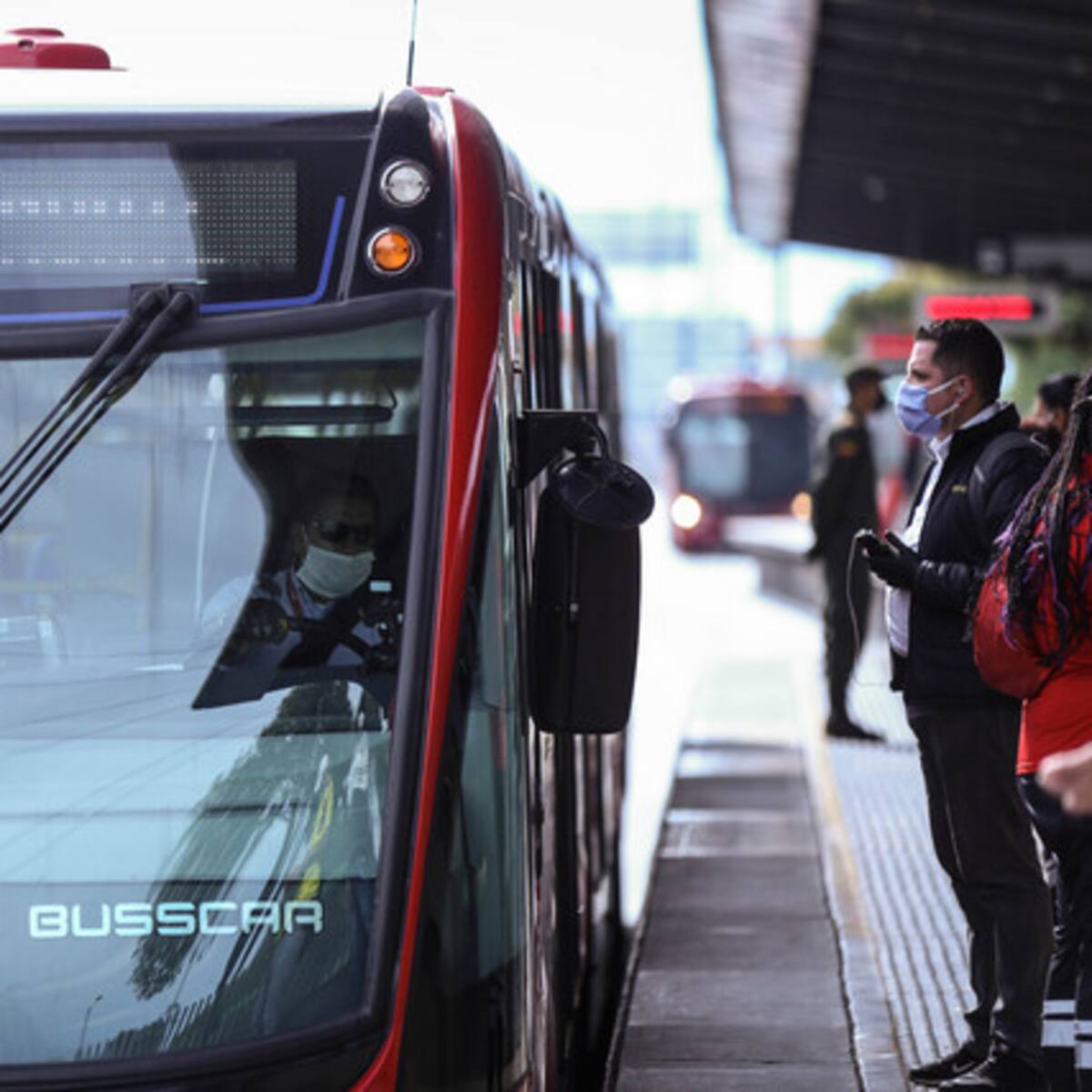Mujer también fue lanzada de una estación de Transmilenio en medio de un atraco
