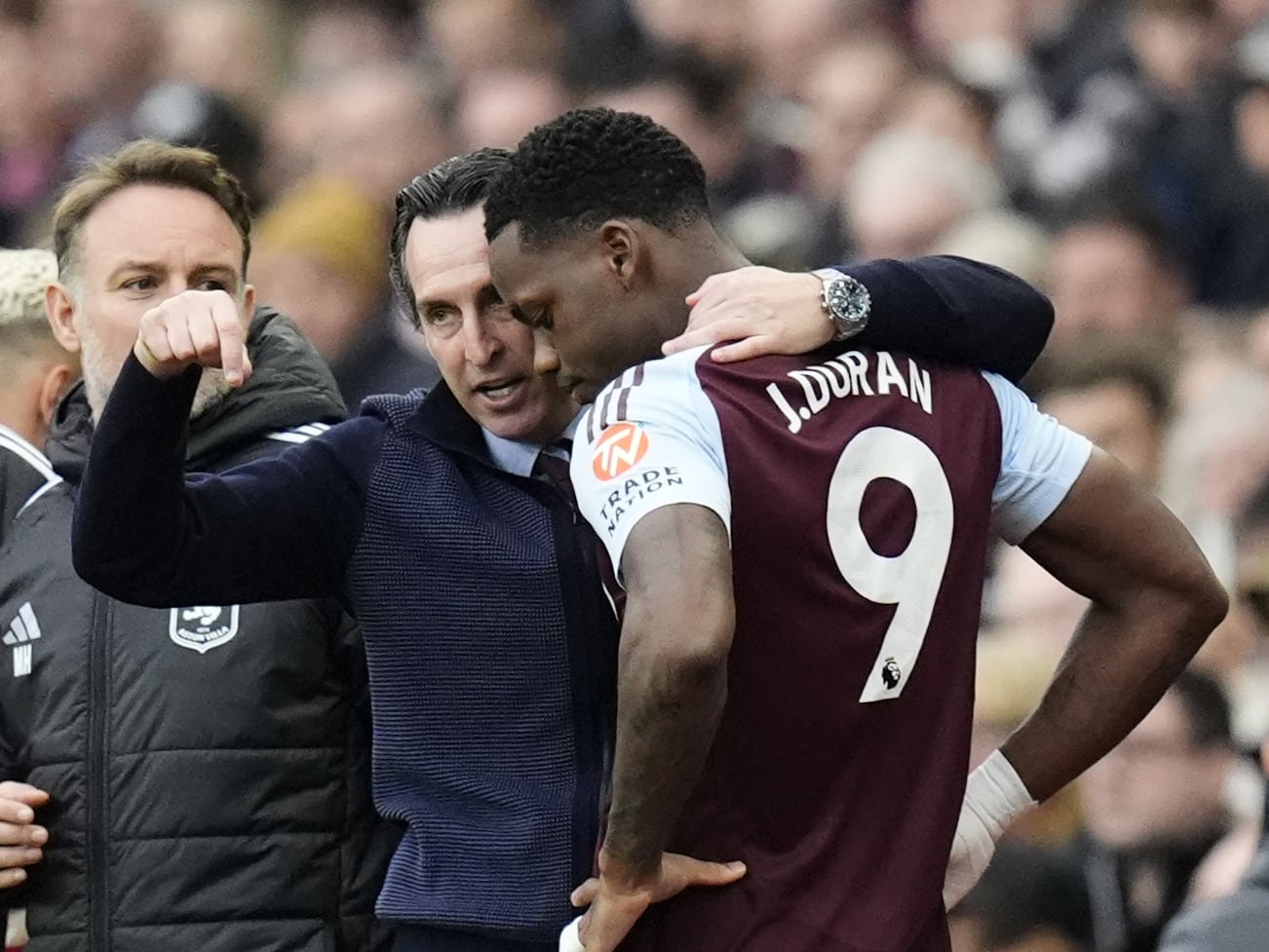 Jhon Jader Durán recibiendo instrucciones de Unai Emery. (Photo by Nick Potts/PA Images via Getty Images)