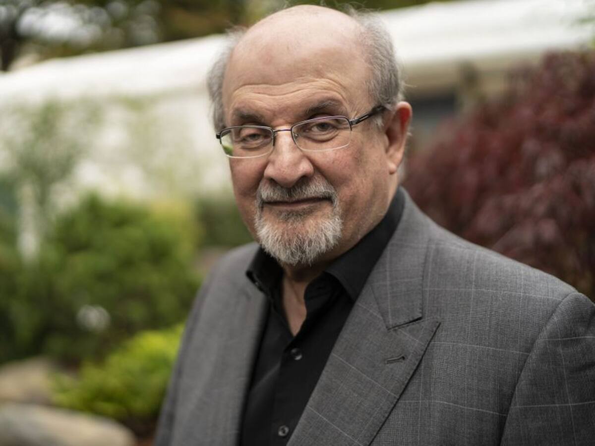 Escritor Salman Rushdie fue atacado en Nueva York