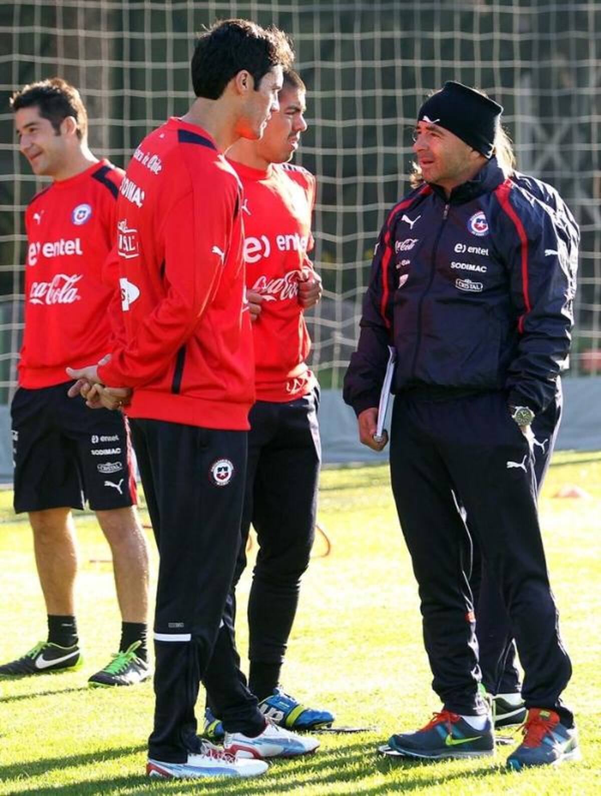 El técnico Sampaoli dirige los trabajos en el complejo deportivo Juan Pinto Durán, en Santiago. Foto: EFE