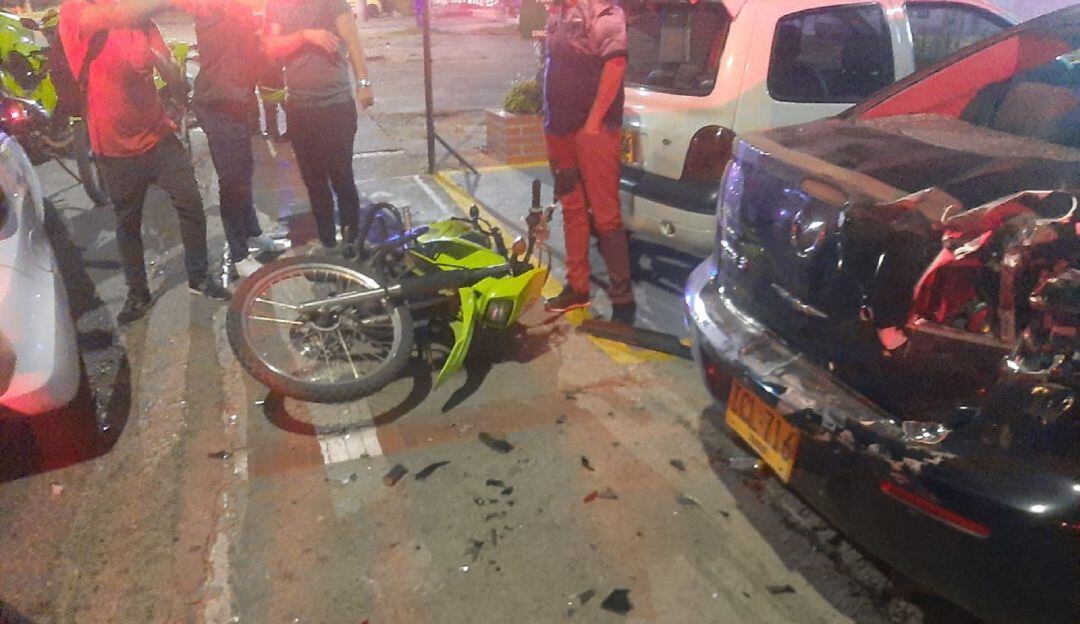 Así quedó la moto de la Policía y el carro particular impactados por un hombre que manejaba un vehículo en estado de embriguez. 