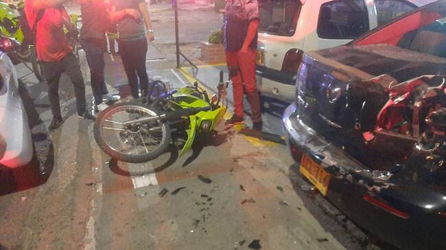 Así quedó la moto de la Policía y el carro particular impactados por un hombre que manejaba un vehículo en estado de embriguez.