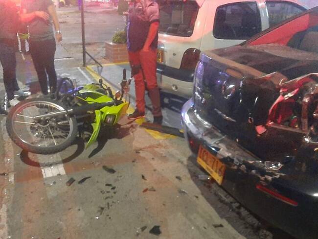 Así quedó la moto de la Policía y el carro particular impactados por un hombre que manejaba un vehículo en estado de embriguez.