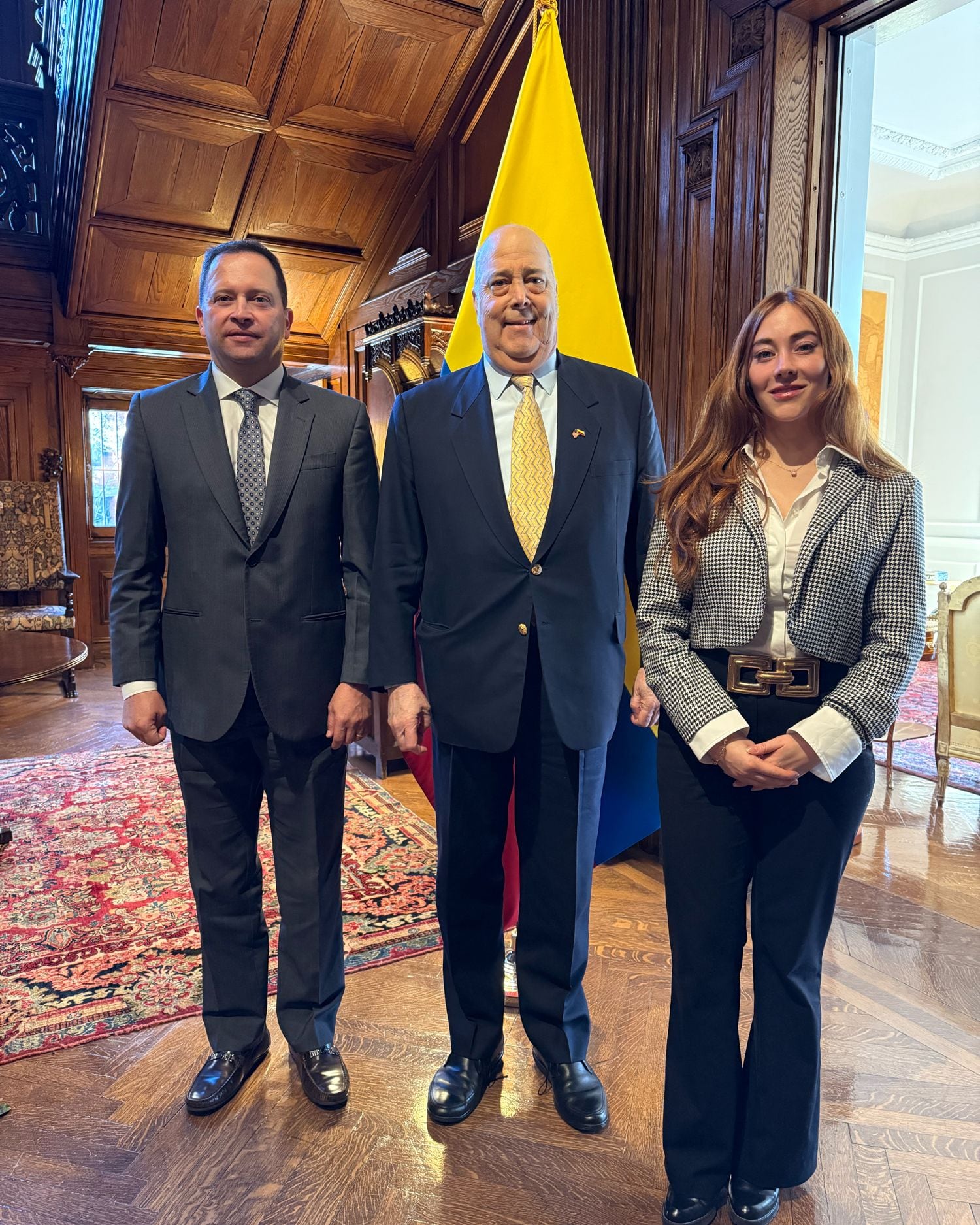El director de la Policía Nacional de Colombia, Carlos Fernando Triana (i), el embajador de Colombia en Washington, Daniel García Peña (c), y Gloria Miranda(d), directora del programa de sustitución de cultivos ilícitos.
(Foto: Cortesía Embajada Colombia en Washington)