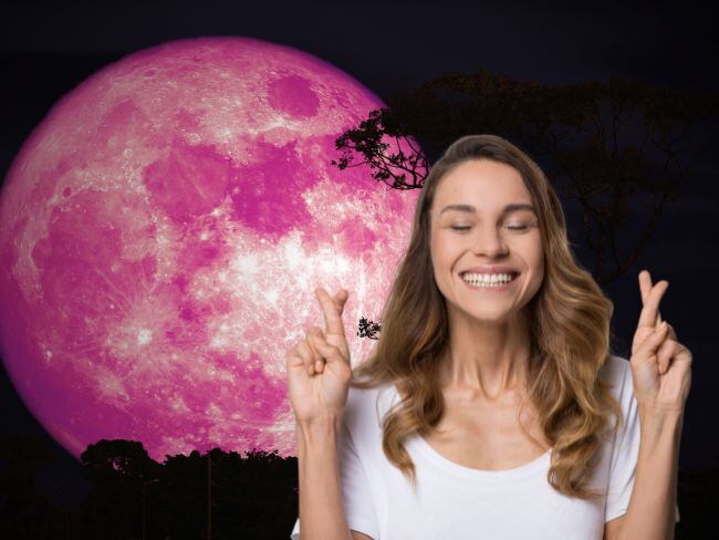 Imagen de referencia // luna rosa // mujer con señal de suerte