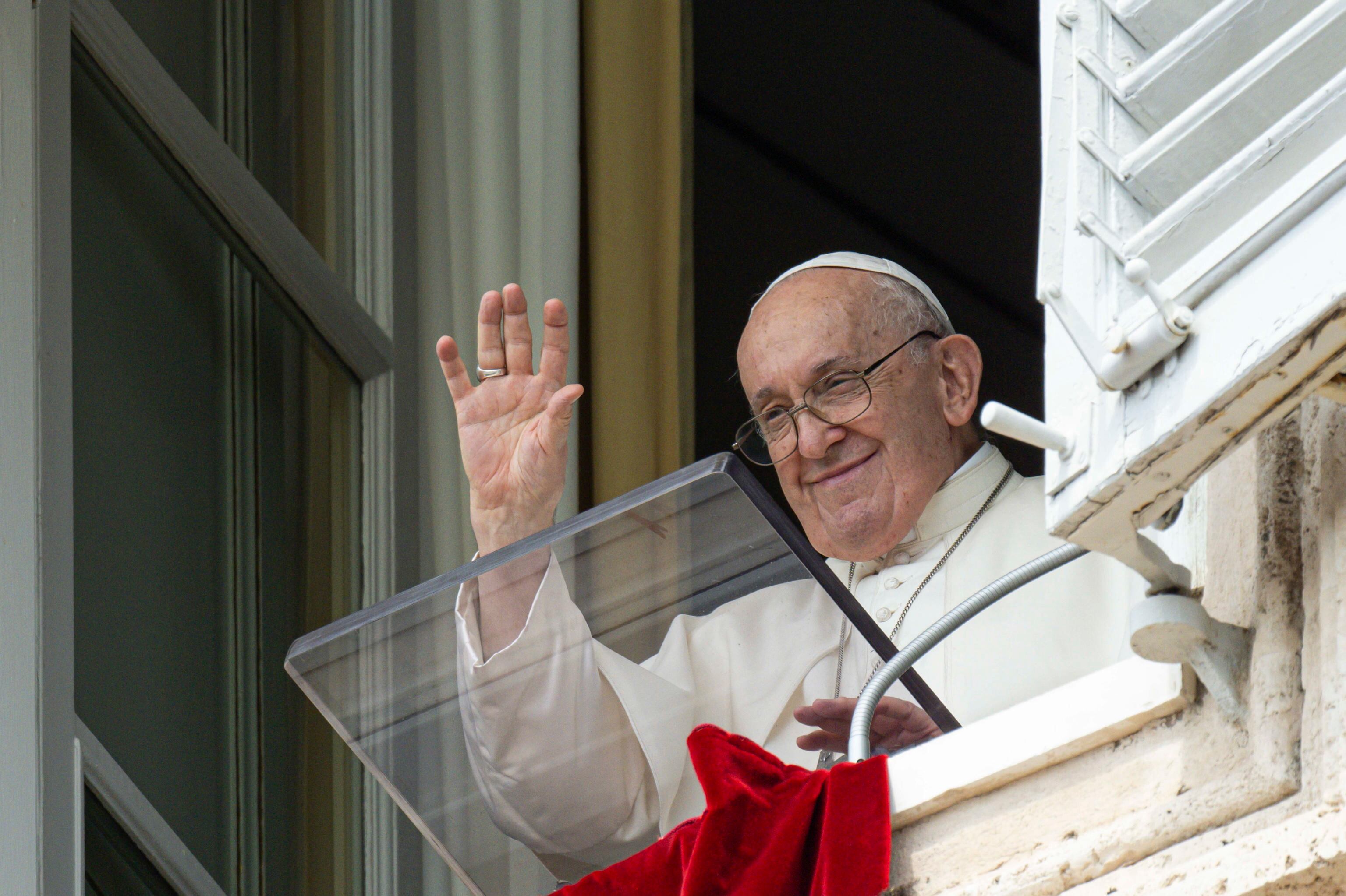 Vatican City (Vatican City State (holy See)), 27/08/2023.- A handout picture provided by the Vatican Media shows Pope Francis leading Sunday Angelus prayer from the window of his office overlooking Saint Peter'Äôs Square, Vatican City, 27 August 2023. (Papa) EFE/EPA/VATICAN MEDIA HANDOUT HANDOUT EDITORIAL USE ONLY/NO SALES