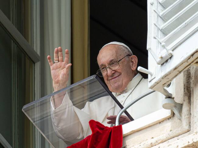 Vatican City (Vatican City State (holy See)), 27/08/2023.- A handout picture provided by the Vatican Media shows Pope Francis leading Sunday Angelus prayer from the window of his office overlooking Saint Peter'Äôs Square, Vatican City, 27 August 2023. (Papa) EFE/EPA/VATICAN MEDIA HANDOUT HANDOUT EDITORIAL USE ONLY/NO SALES