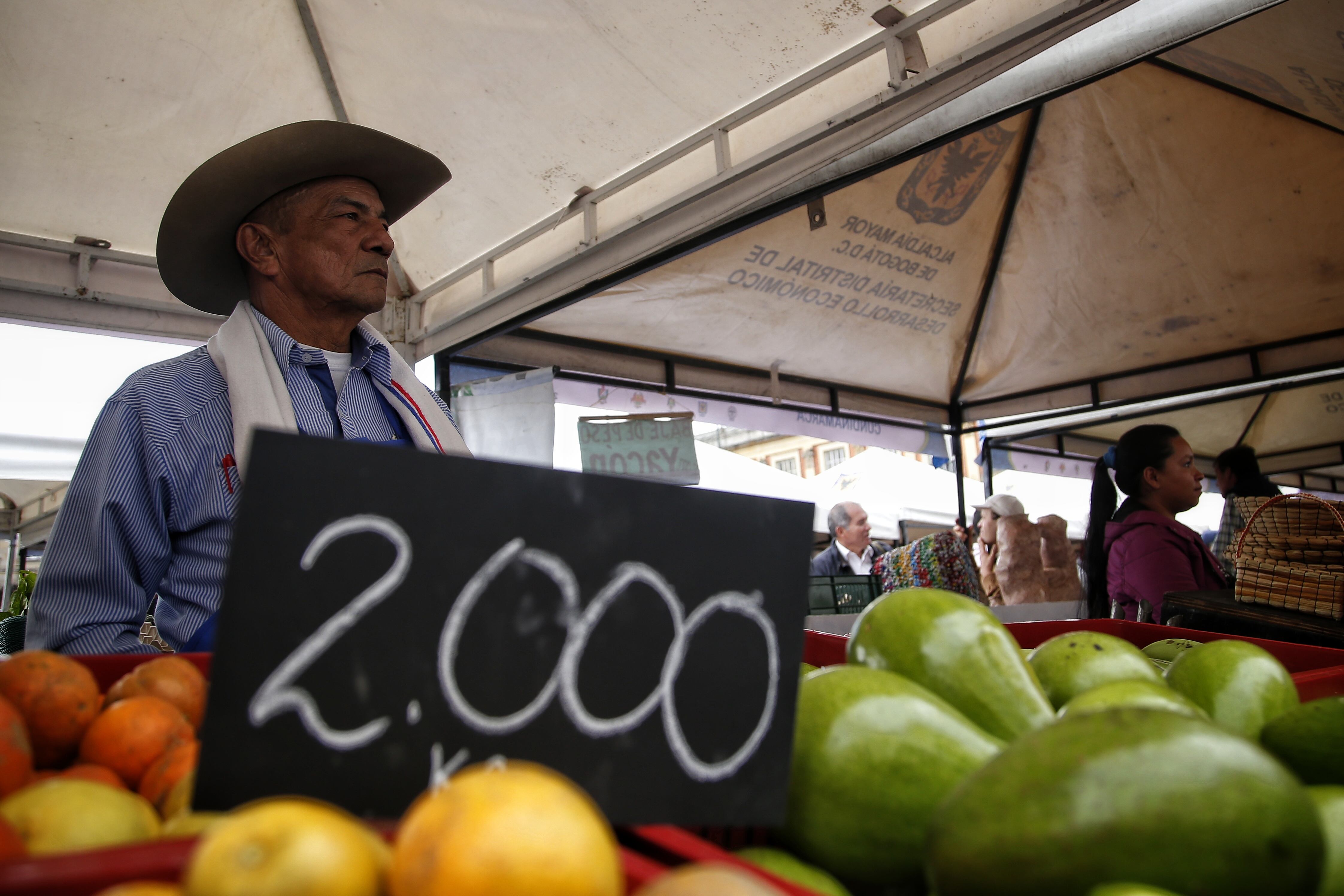 Hombre campesino vendiendo sus productos a los clientes (Colprensa)