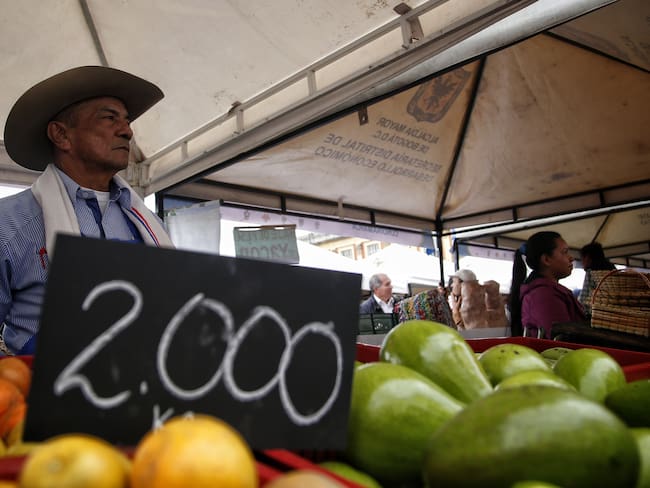 Hombre campesino vendiendo sus productos a los clientes (Colprensa)