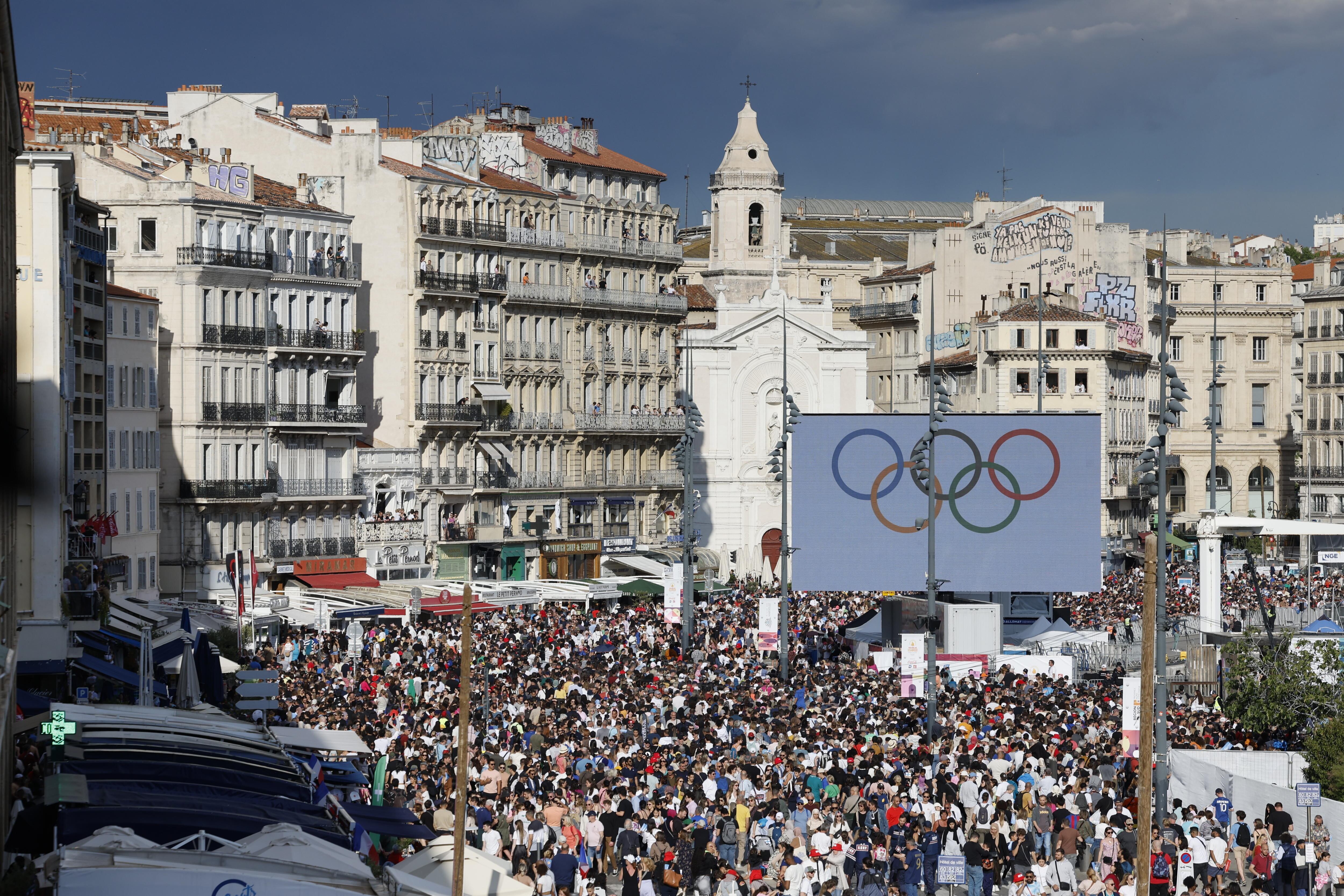 Marseille (France), 08/05/2024.- People wait for the arrival of the Olympic Flame in Marseille, France, 08 May 2024. The Olympic Flame arrives in Marseille on 08 May following a 12-day journey from Piraeus, Greece, on board the Belem, a three-masted sailing ship built in 1896 and currently serving as a training ship under the French flag. The Paris 2024 Olympic Games will start on 26 July 2024. (Francia, Grecia, Marsella, Pireo) EFE/EPA/SEBASTIEN NOGIER