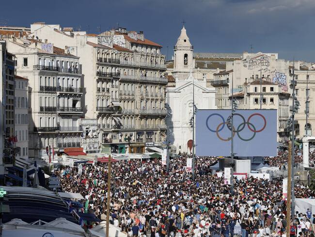Marseille (France), 08/05/2024.- People wait for the arrival of the Olympic Flame in Marseille, France, 08 May 2024. The Olympic Flame arrives in Marseille on 08 May following a 12-day journey from Piraeus, Greece, on board the Belem, a three-masted sailing ship built in 1896 and currently serving as a training ship under the French flag. The Paris 2024 Olympic Games will start on 26 July 2024. (Francia, Grecia, Marsella, Pireo) EFE/EPA/SEBASTIEN NOGIER
