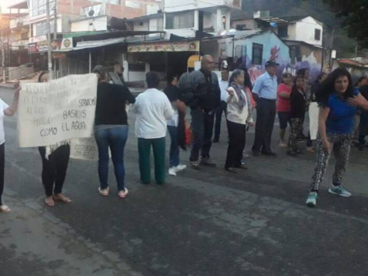 Comunidad protesta por falta de agua