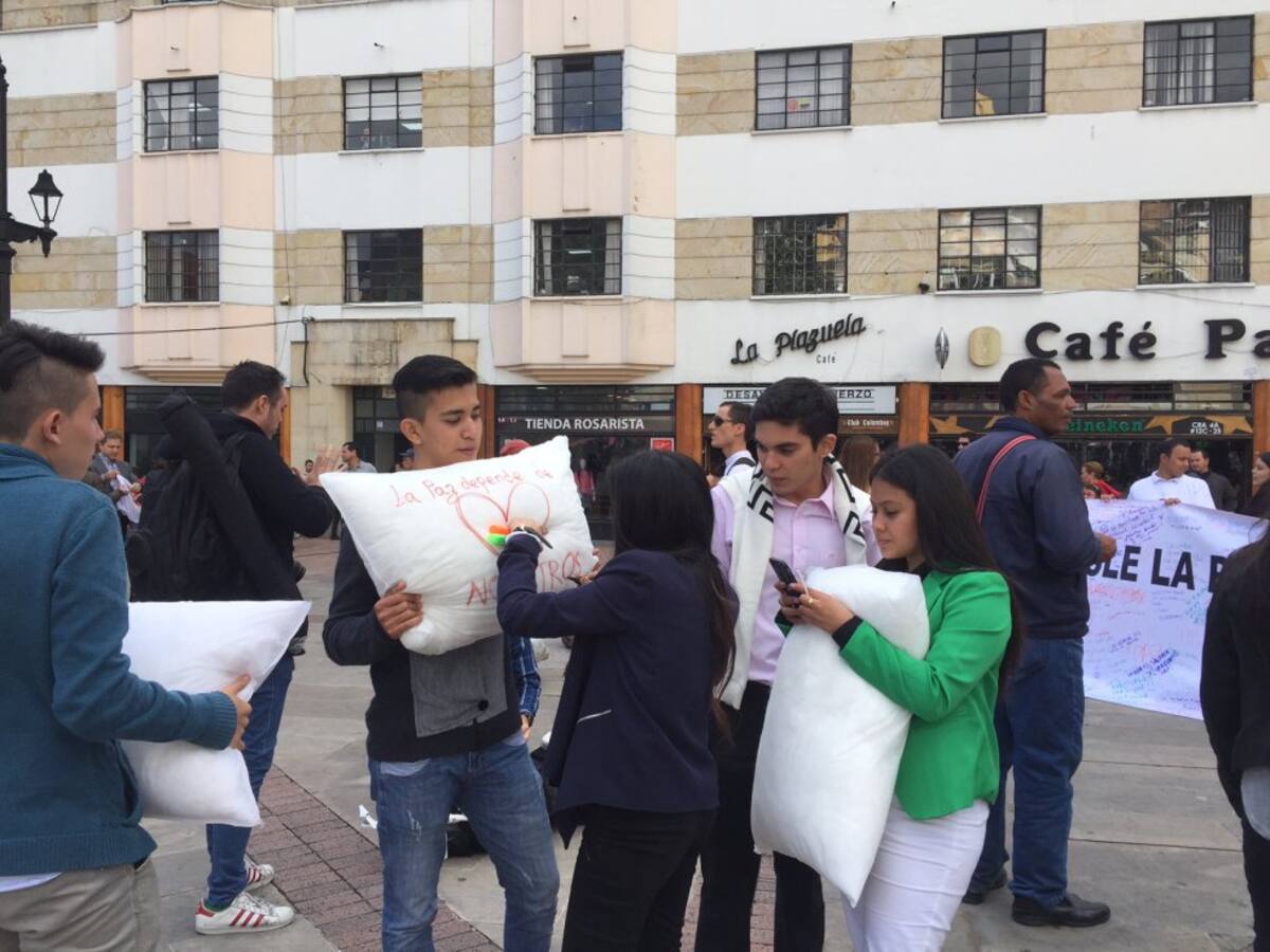 La jornada de la "Última guerra en Colombia" fue convocada por el ex alcalde de Bogotá Antanas Mockus.
