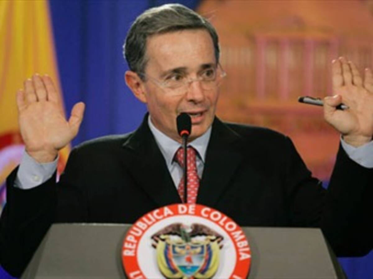 Uribe demandará a dos excongresistas que aseguraron que paramilitares apoyaron su elección en el 2002