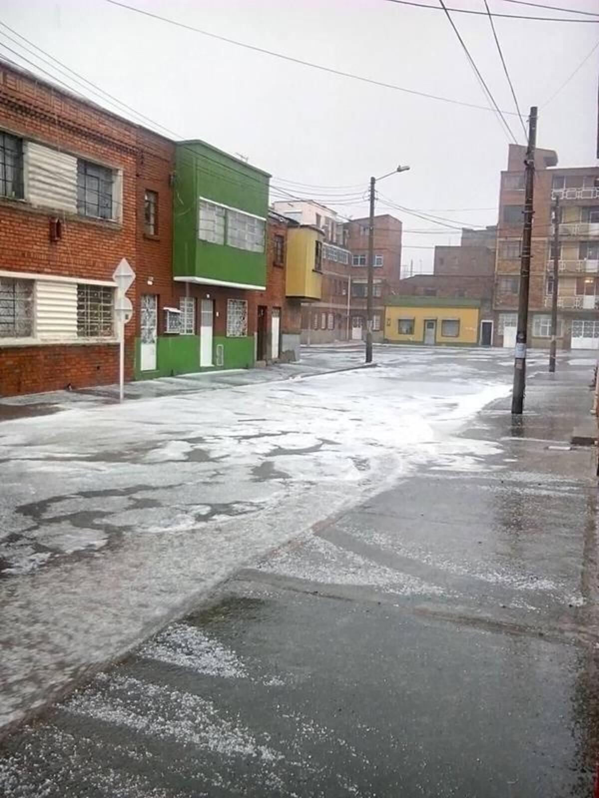 Se presentan emergencias en la capital colombiana tras fuertes lluvias que se presentaron en horas de la tarde del domingo.