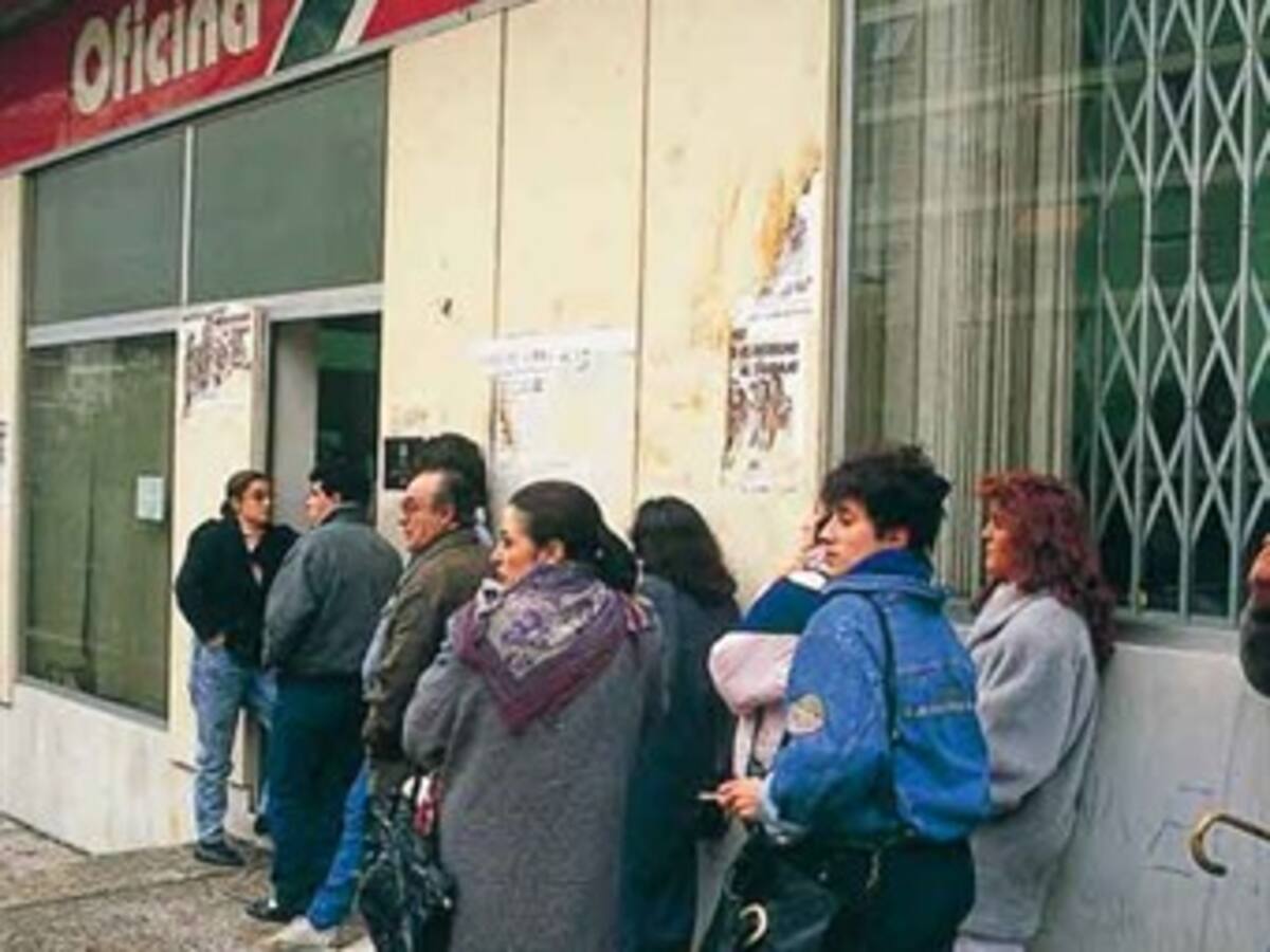 Bruselas prevé que la recesión lleve a España a superar el 15% de paro