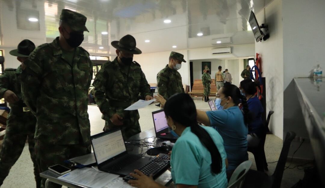Inician jornada de vacunación a Ejército y Armada en Guaviare