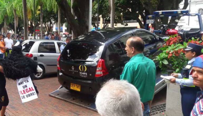 La estrategia de 'la mano peluda' donde los taxistas señalan a los Uber, será replicada en otras regiones por ser pacífica.
