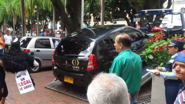 La estrategia de 'la mano peluda' donde los taxistas señalan a los Uber, será replicada en otras regiones por ser pacífica.