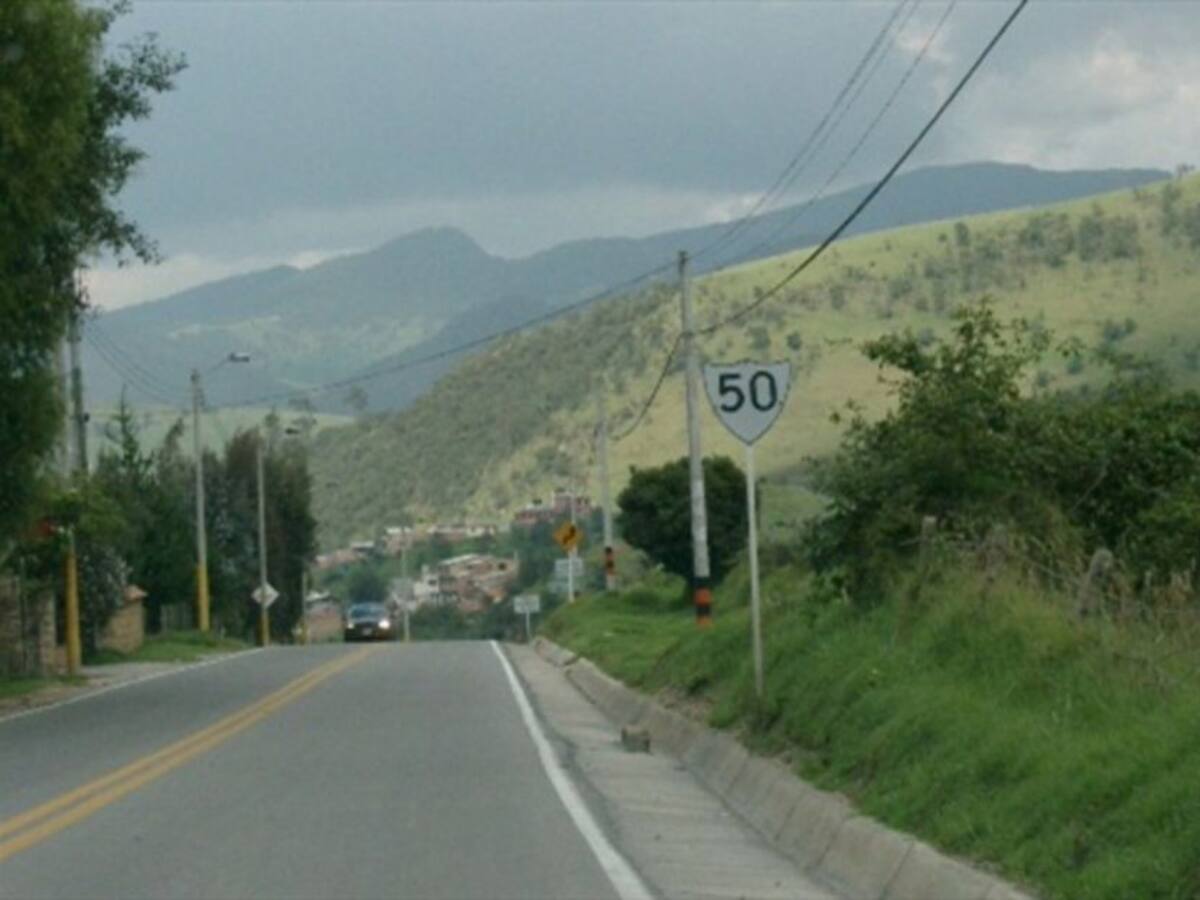 La Calera: alcalde no contempla cierre total de la vía tras deslizamiento