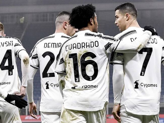 Juan Guillermo Cuadrado festeja junto a Cristiano Ronaldo uno de los dos goles de la Juventus.