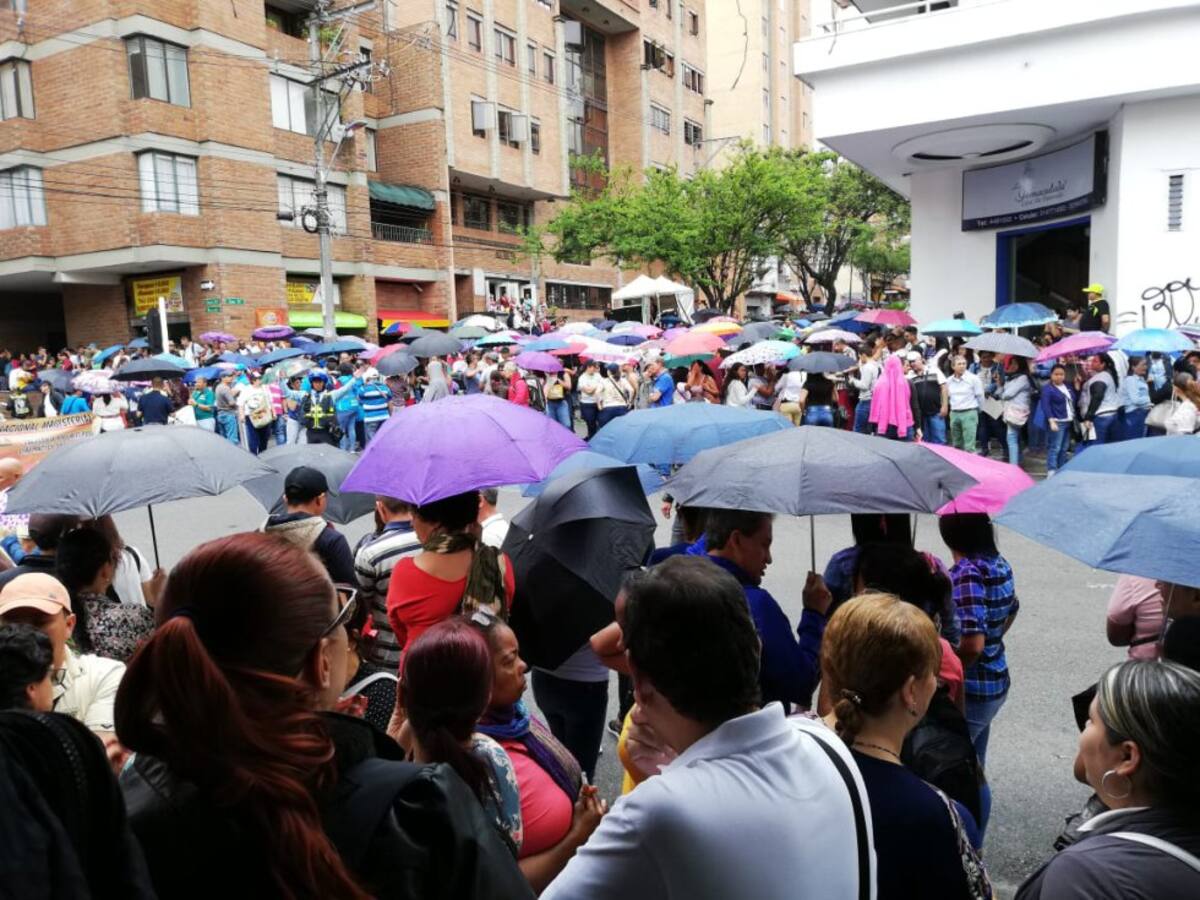 La lluvia no detiene a los manifestantes en Medellín