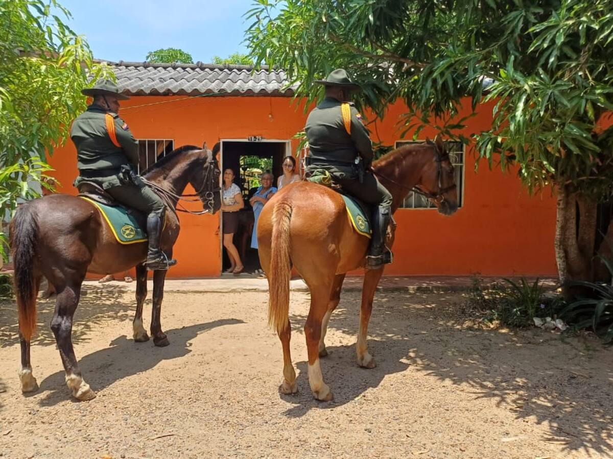 Policía de Bolívar patrulla sectores populares de Arjona a caballo