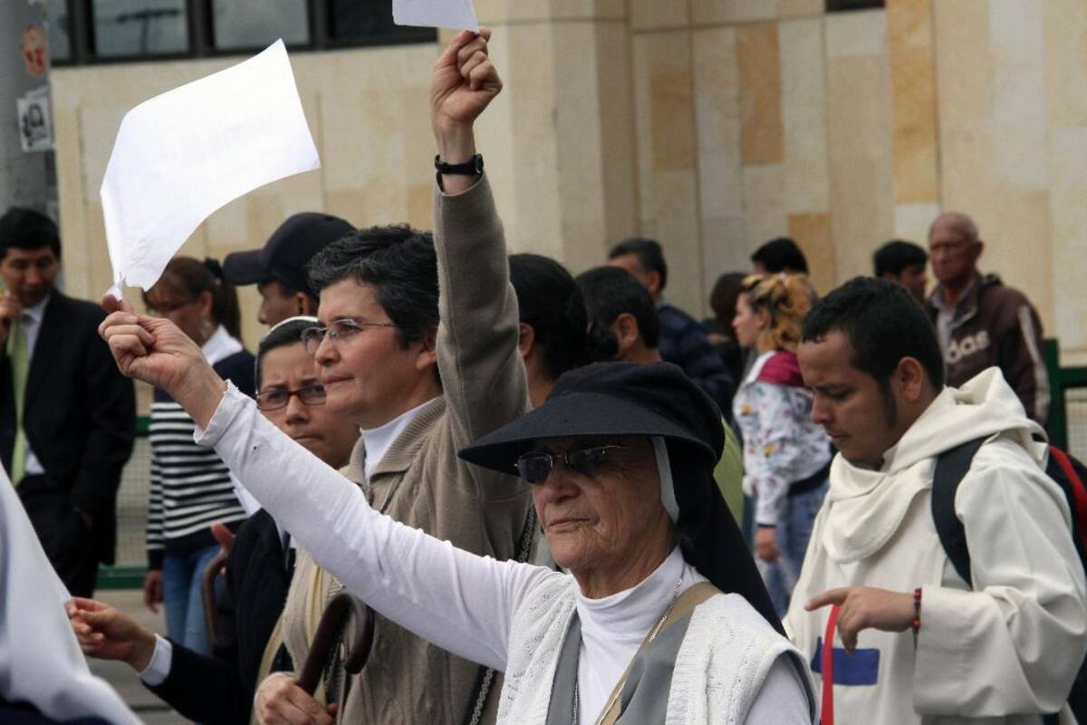 Concluyó en la Plaza de Bolívar la caminata que llevaba el lema "Con los pies en la tierra ganemos por la paz".