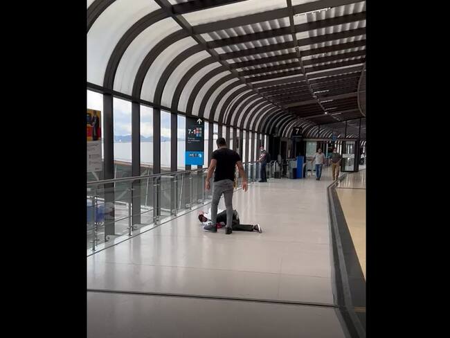 Agresión de pasajero a trabajador de Avianca- Captura video cortesía