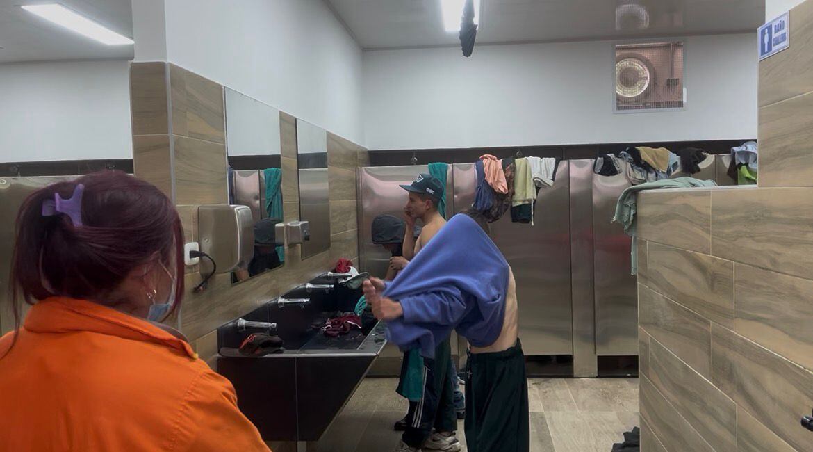 Habilitan baños nuevos con agua caliente para habitantes en condición de calle en Bogotá. Foto: Caracol Radio.