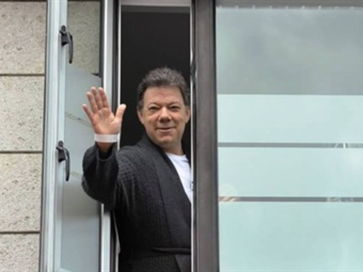 Santos saluda desde la ventana de la Fundación Santa Fe
