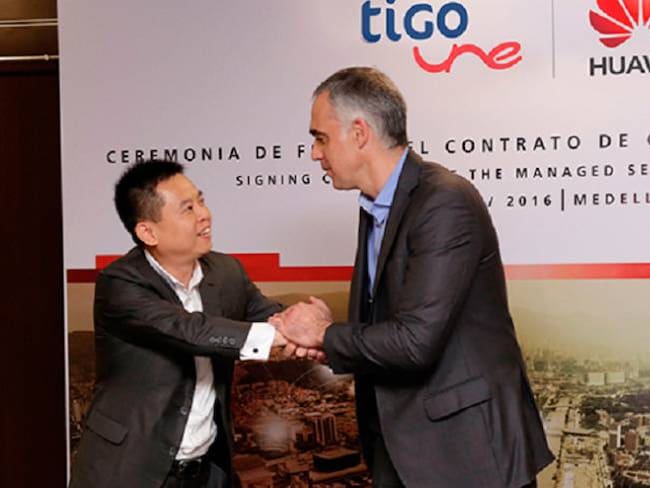 Presidentes de Huawei y Tigo-Une firmando acuerdo comercial.